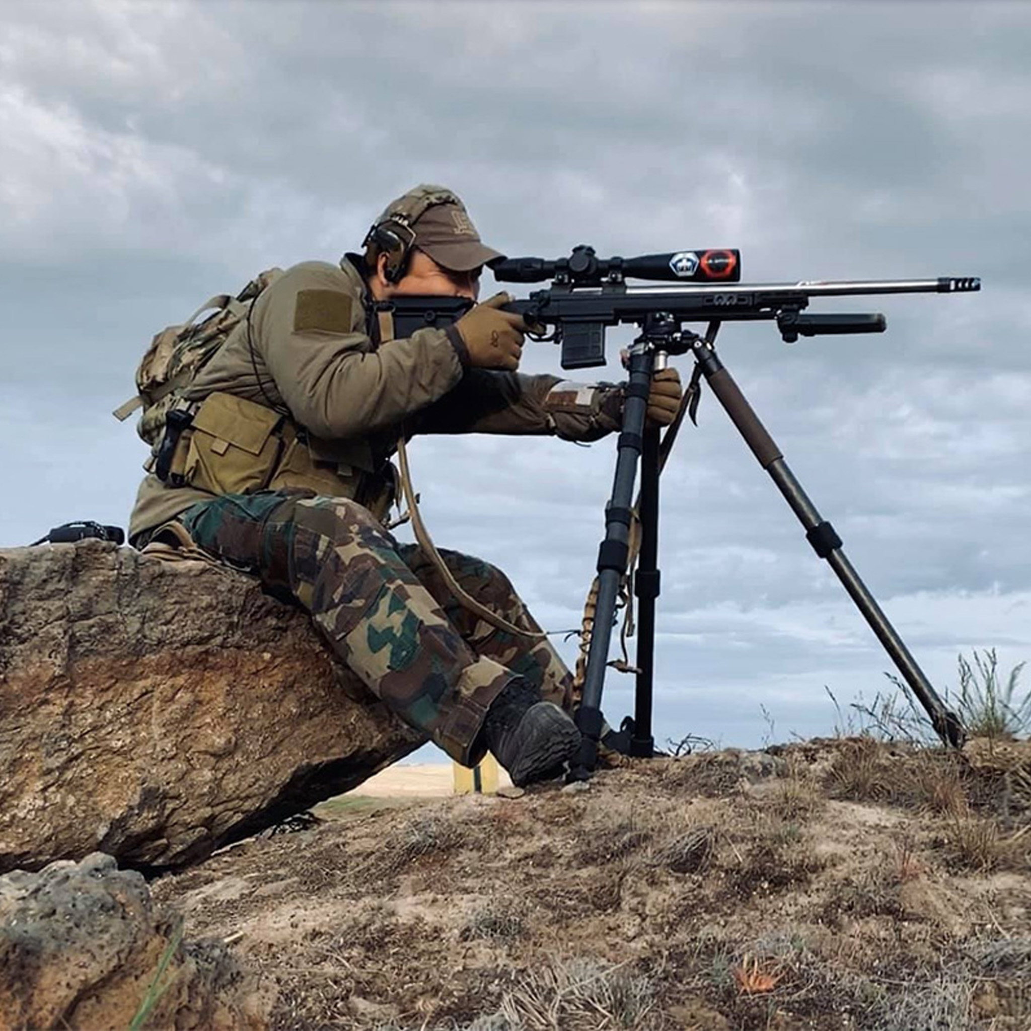 Leofoto Mountain HD Tripod Kit LN-364C 10 Layer Carbon Hollow-out Spider 180 Degree Folding Silcone Handle Tripod with YB-75LK Arca Levelling Bowl Head with Handle and Hook - Max Load 35kg, Min 174 mm to Max 1635mm